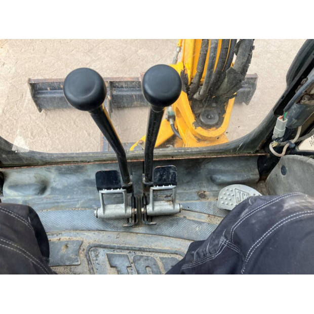 2003 جيه سي بي 8032-43184820