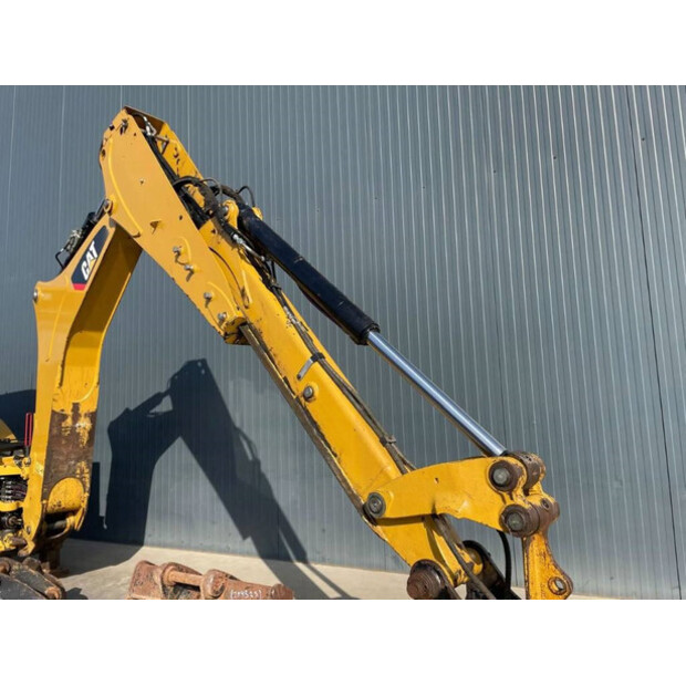 2017 Caterpillar 432F2-43243801