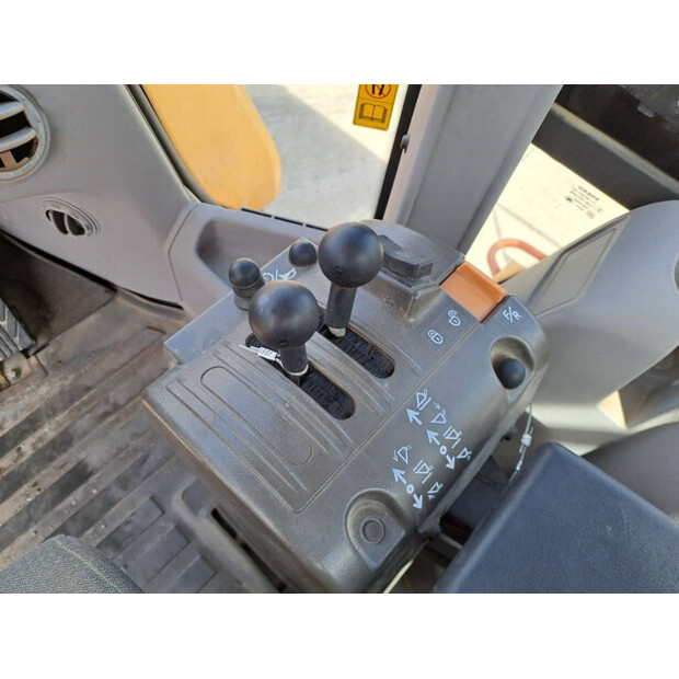 2014 فولفو L105-43310938