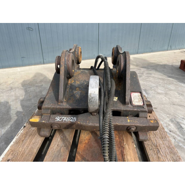 2008 فيراكتيرت CW30-43339416