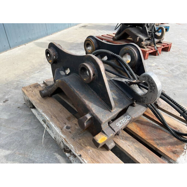 2008 فيراكتيرت CW30-43339417