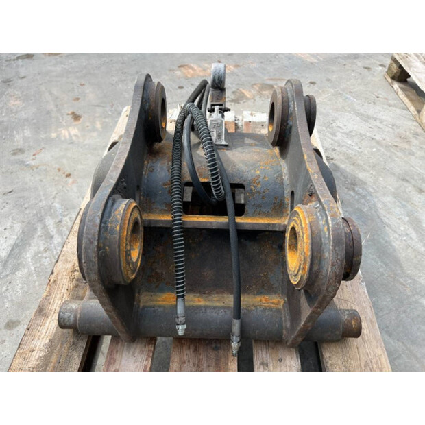 2008 فيراكتيرت CW30-43339420