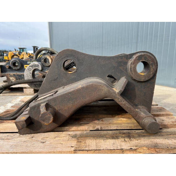 2008 فيراكتيرت CW30-43339422