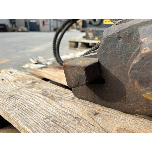 2008 فيراكتيرت CW30-43339426