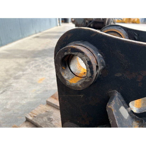 2008 فيراكتيرت CW30-43339428