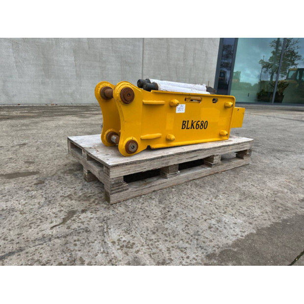 2025 BLK 680-43364845