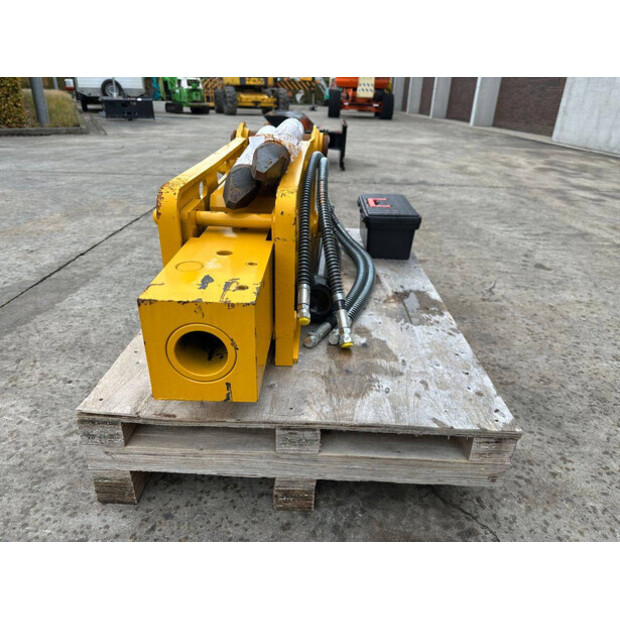 2025 BLK 680-43364849