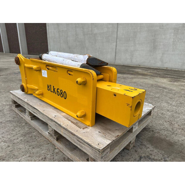 2025 BLK 680-43364850