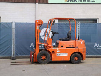 صورة ل رافعات ميتسوبيشي FD25