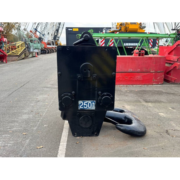 2011 كوبيلكو CKE2500-43415233