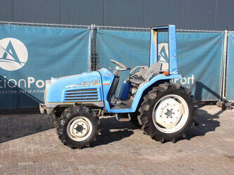 صورة ل تراكتورات زراعية لسكي Sial 23