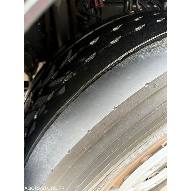 2016 رينو C-43548025