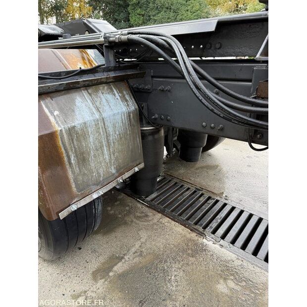 2016 رينو C-43548032