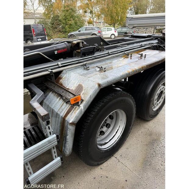 2016 رينو C-43548034