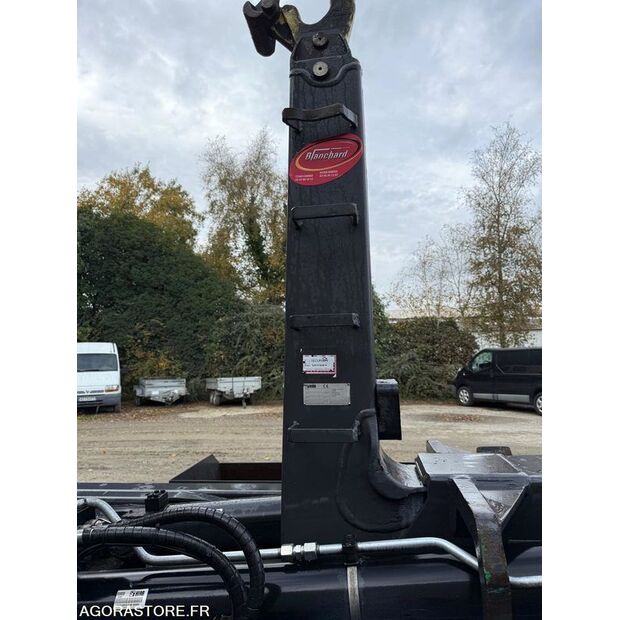 2016 رينو C-43548035