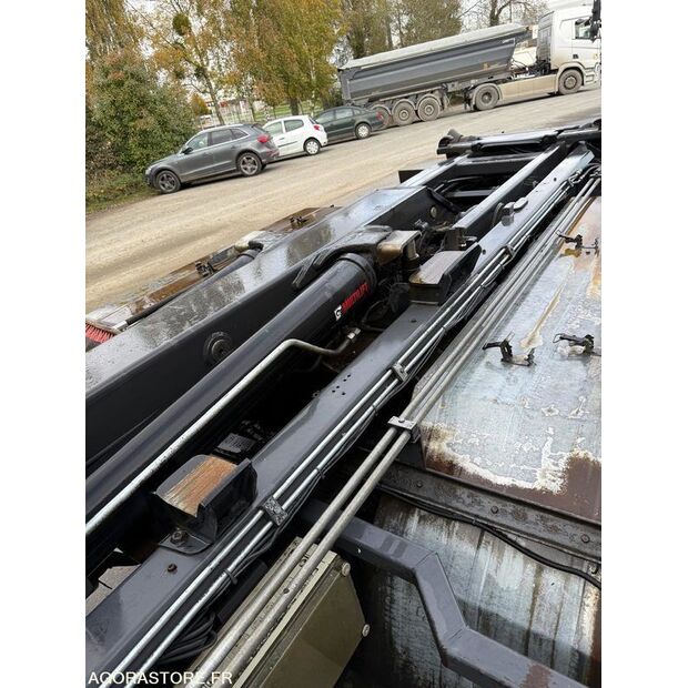 2016 رينو C-43548036