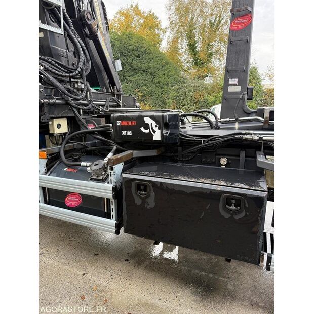 2016 رينو C-43548037