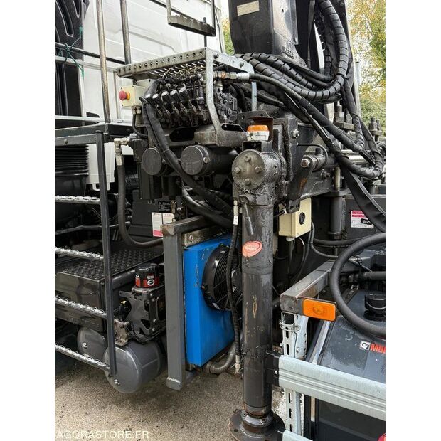 2016 رينو C-43548041