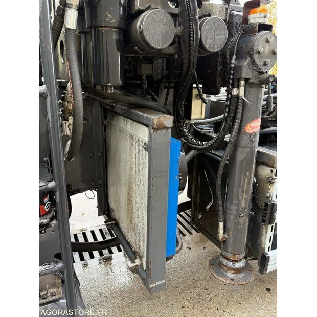 2016 رينو C-43548042