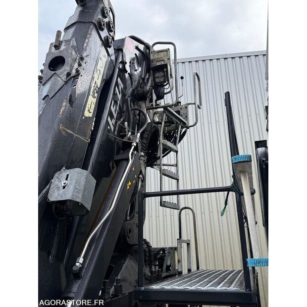 2016 رينو C-43548043