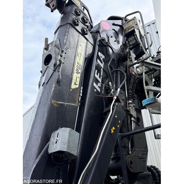 2016 رينو C-43548044