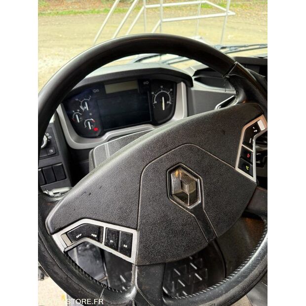 2016 رينو C-43548048