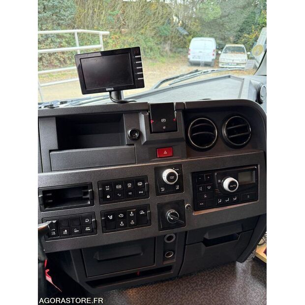 2016 رينو C-43548049