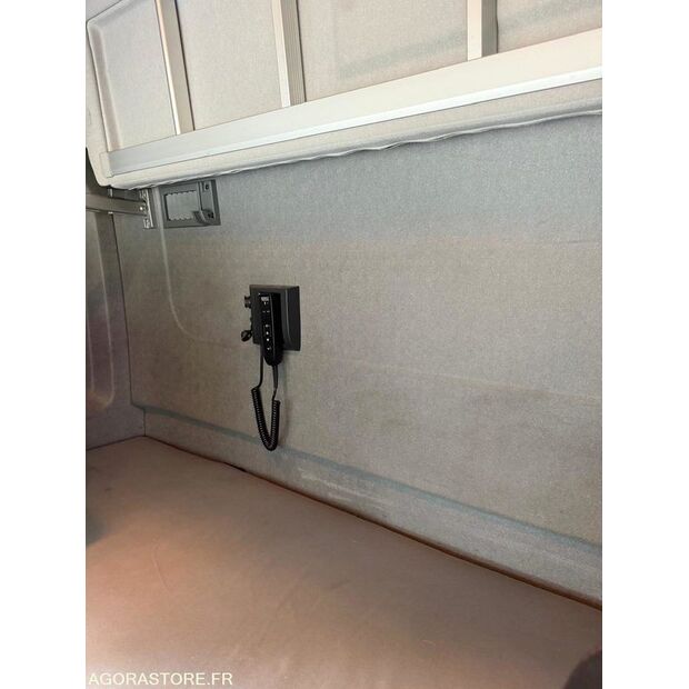 2016 رينو C-43548053