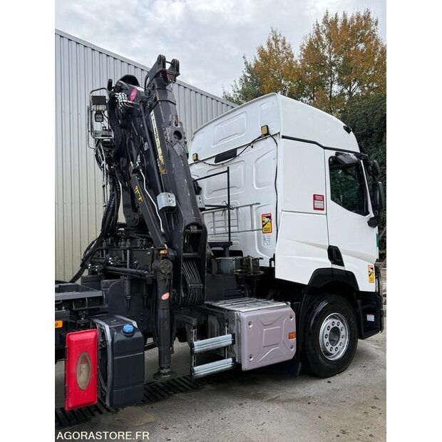 2016 رينو C-43548056