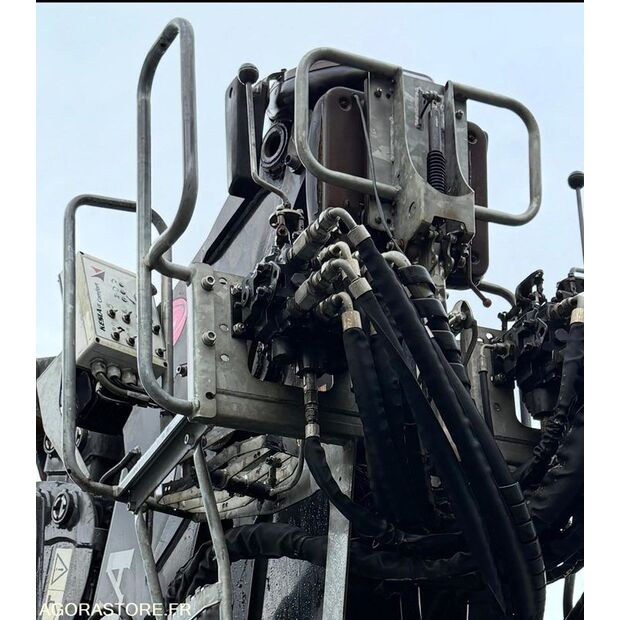 2016 رينو C-43548057