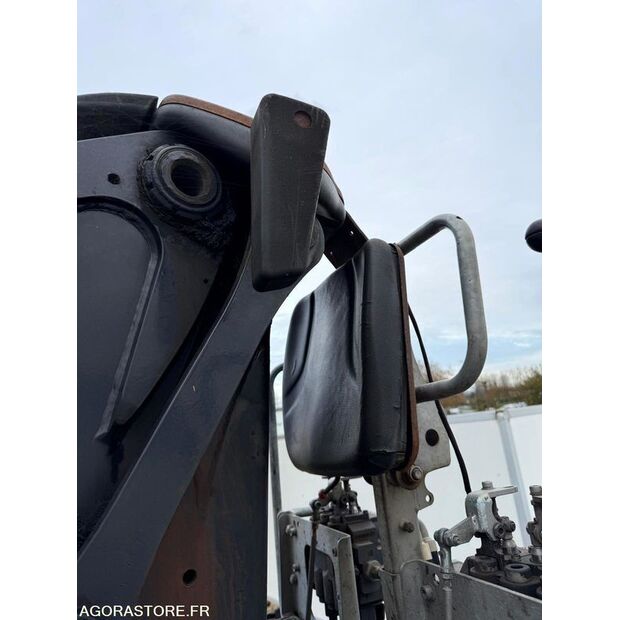 2016 رينو C-43548059