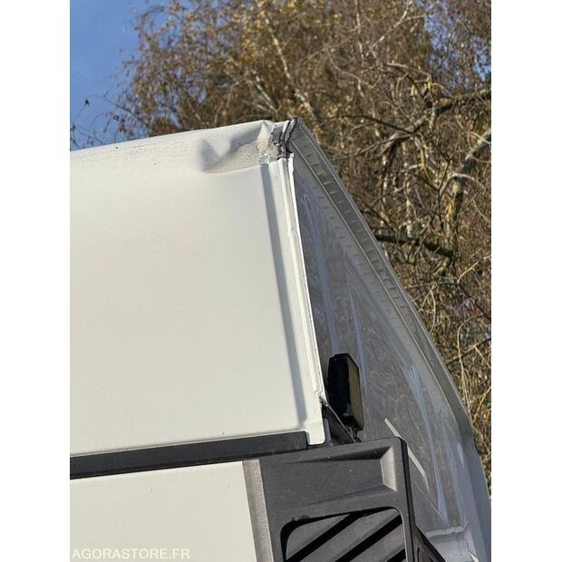 2016 رينو C-43548063