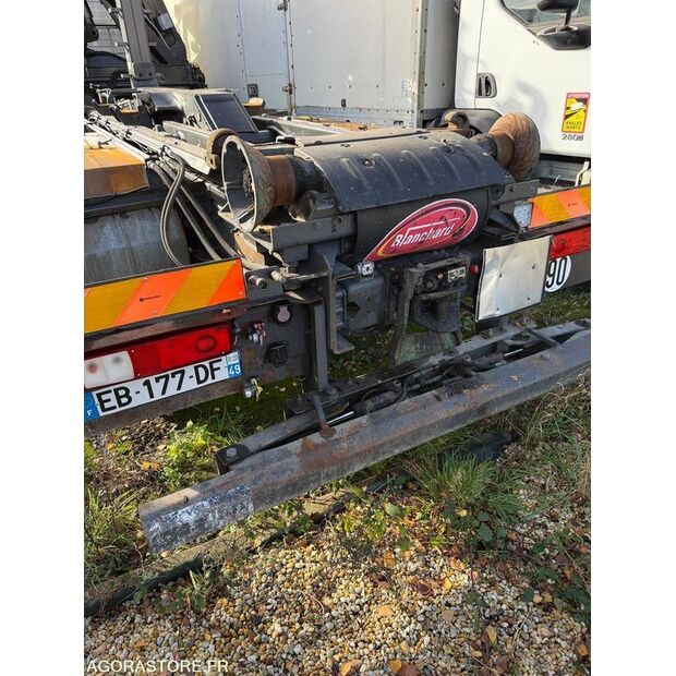 2016 رينو C-43548065