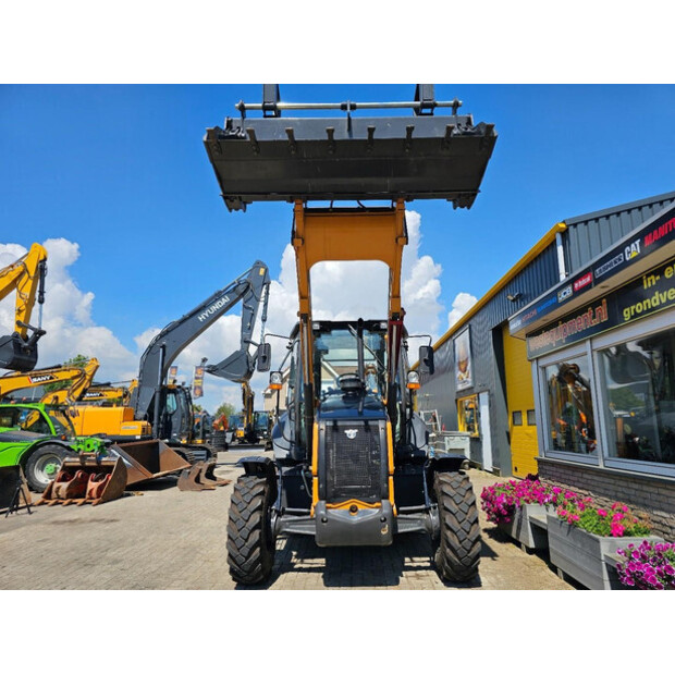 2025 CASE 570SV-43598494