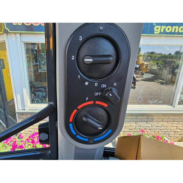 2025 CASE 570SV-43598512