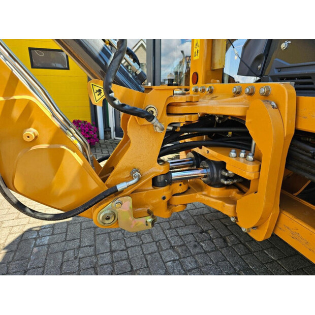 2025 CASE 570SV-43598597