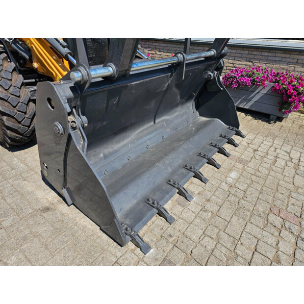 2025 CASE 570SV-43598604