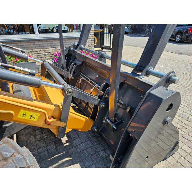 2025 CASE 570SV-43598605