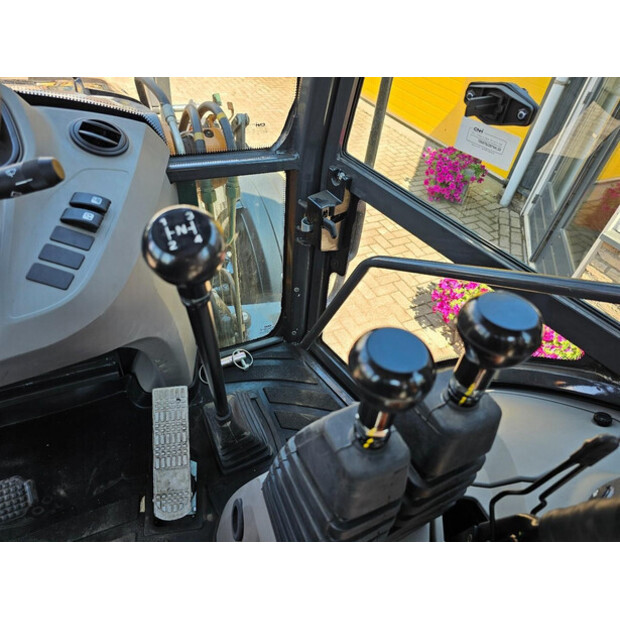 2025 CASE 570SV-43598612