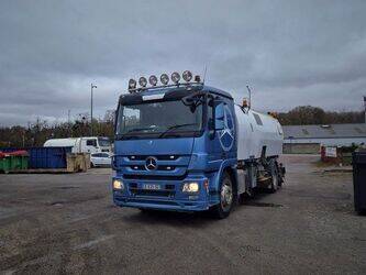 2012-mercedes-benz-1844-1383379-43704375