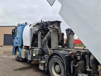 2012-mercedes-benz-1844-1383379-43704382