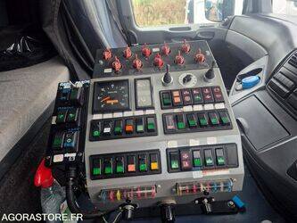 2012-mercedes-benz-1844-1383379-43704397