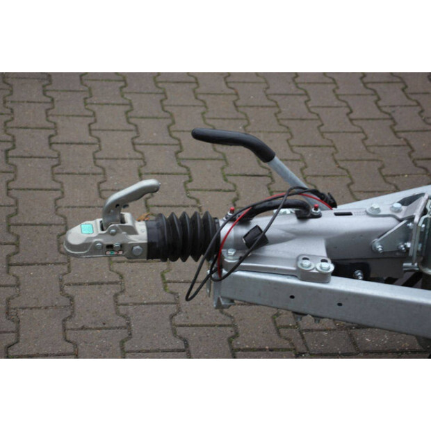 2025 إدوارد P4-43706821