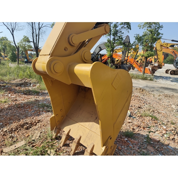 2023 كاتربيلر 323D2L-43733518