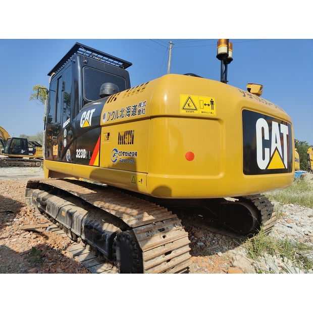 2023 كاتربيلر 323D2L-43733519
