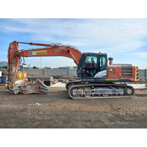 2021 Hitachi ZX220LC-43776508