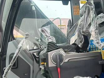 2024-hyundai-hx220s-43802884