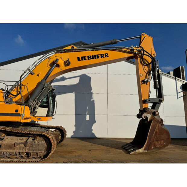 2018 ليبهير R946LC-43803534