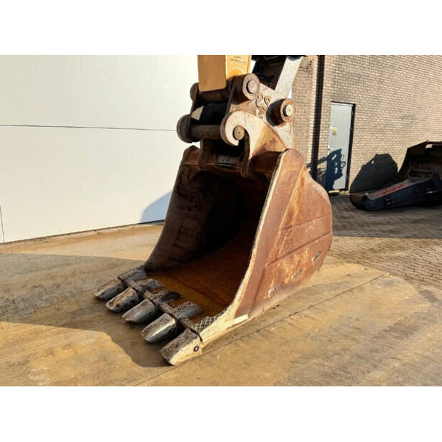 2018 ليبهير R946LC-43803538