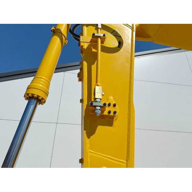 2025 Komatsu PC210-10M0-43826704